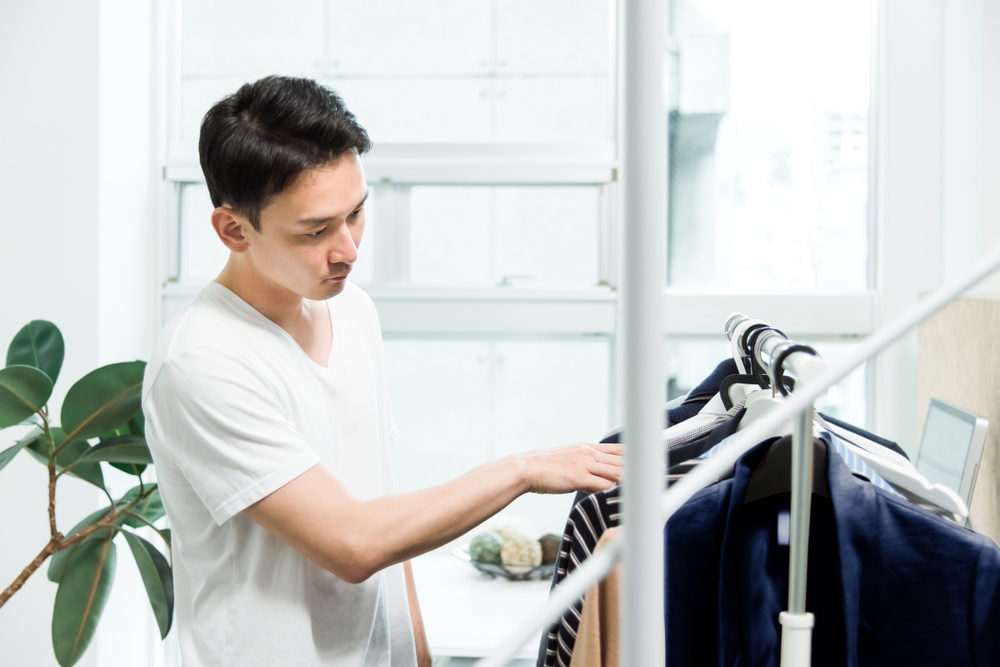 服を選ぶ男性