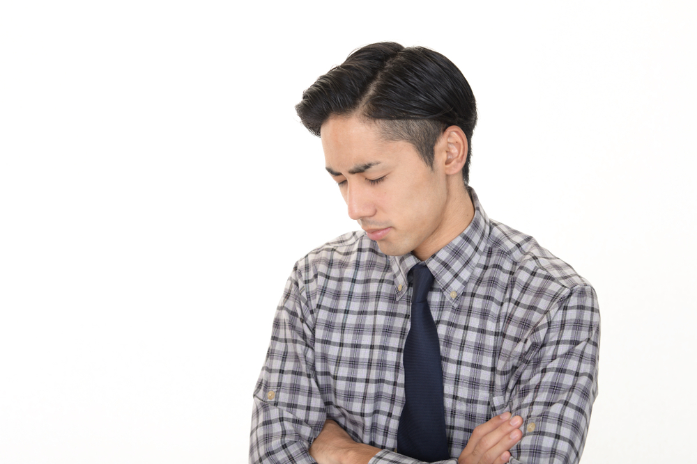 腕組みをする男性