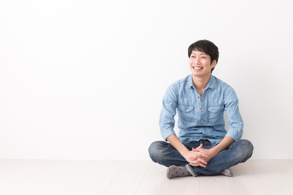 あぐらを組む男性
