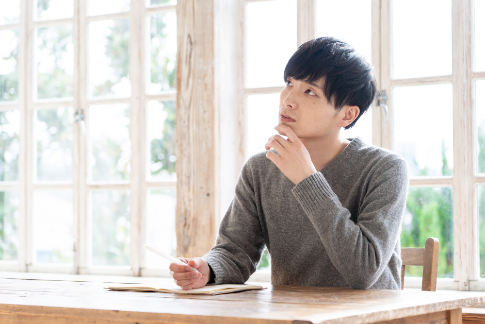 計画を立てる男性