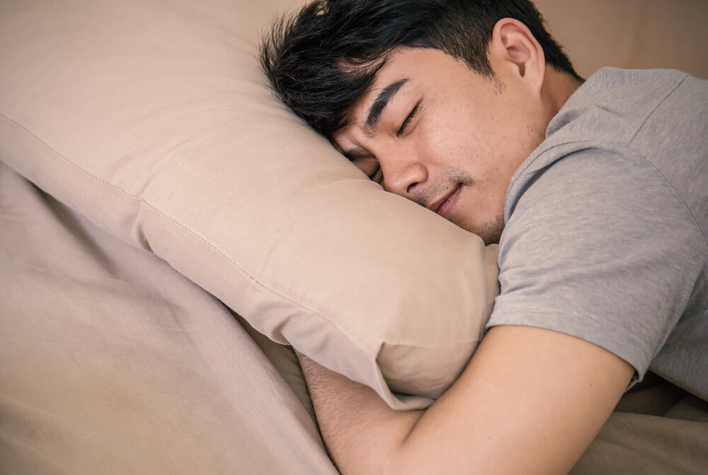 幸せそうに寝る男性