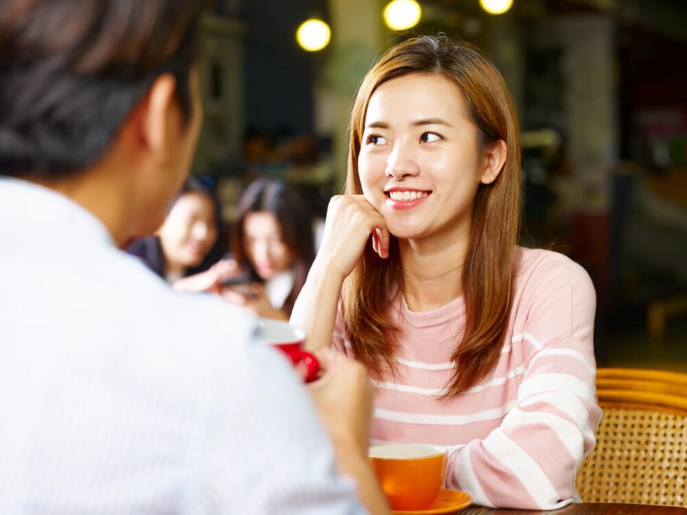 カフェで話をする男女