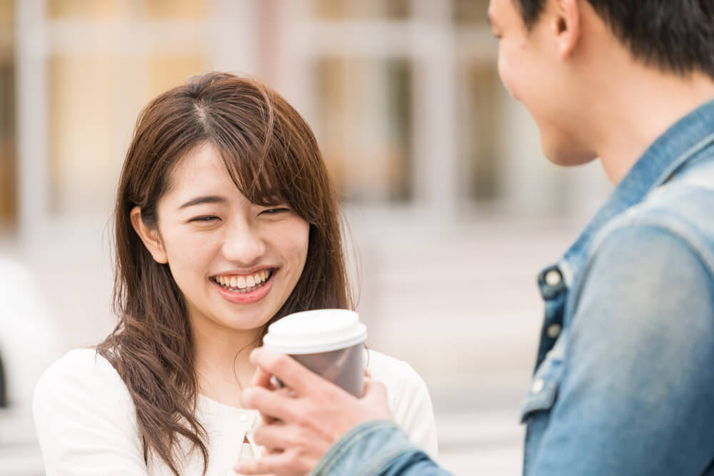 男性から飲み物を受け取る女性
