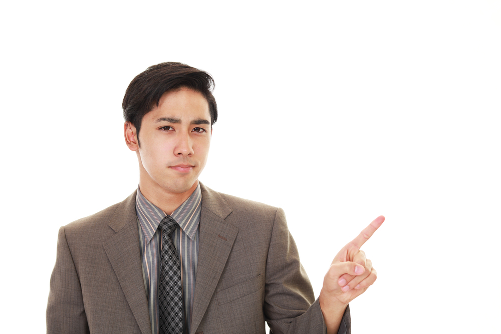 指をさす男性