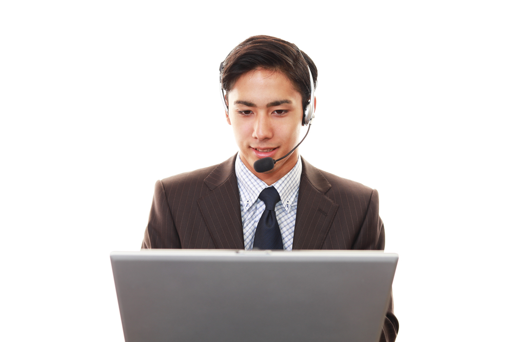 PC作業をする男性