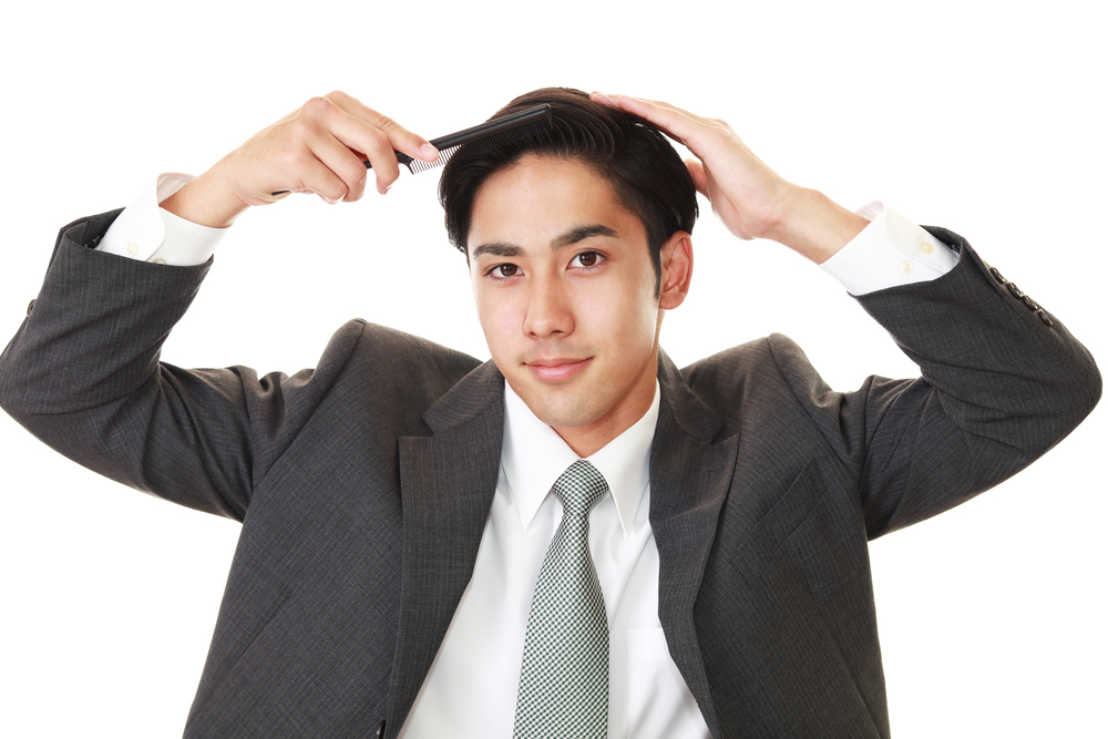 髪をセットする男性