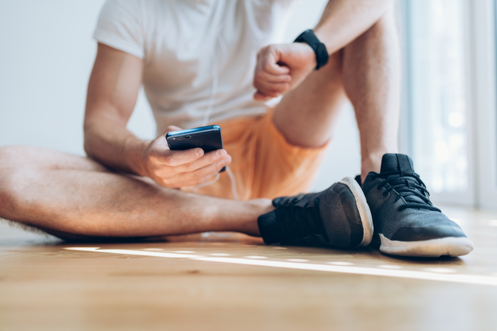 スマホを操作する男性