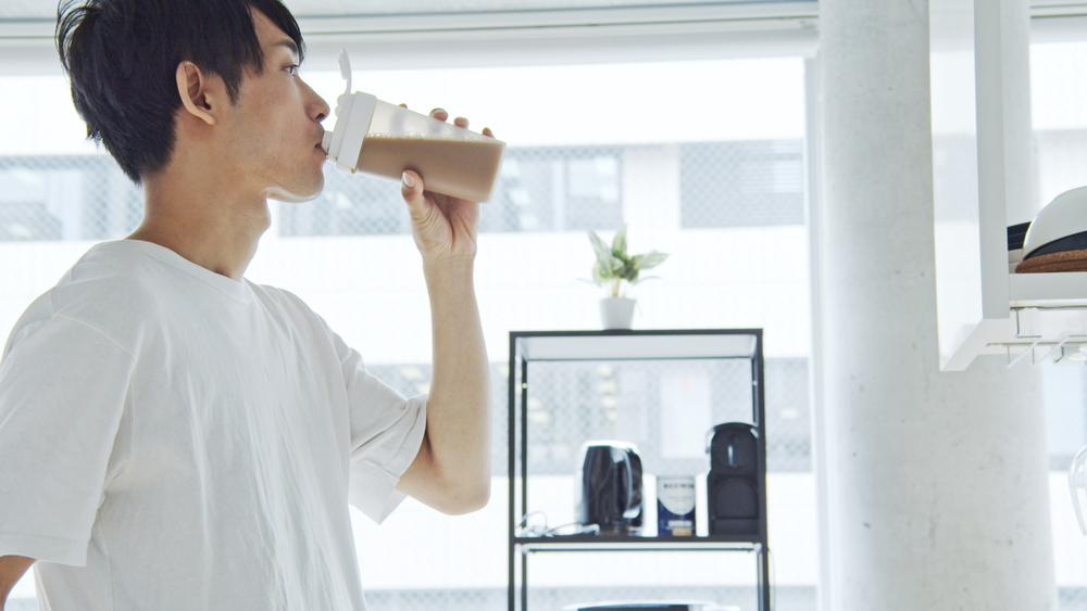 プロテインを飲む男性