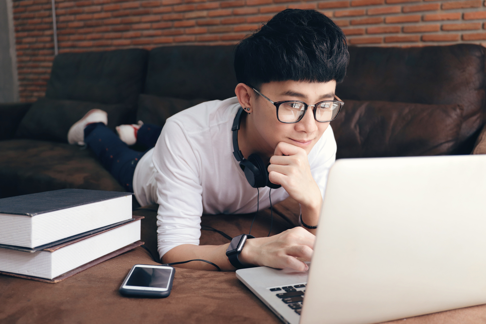 部屋でくつろぐ男性