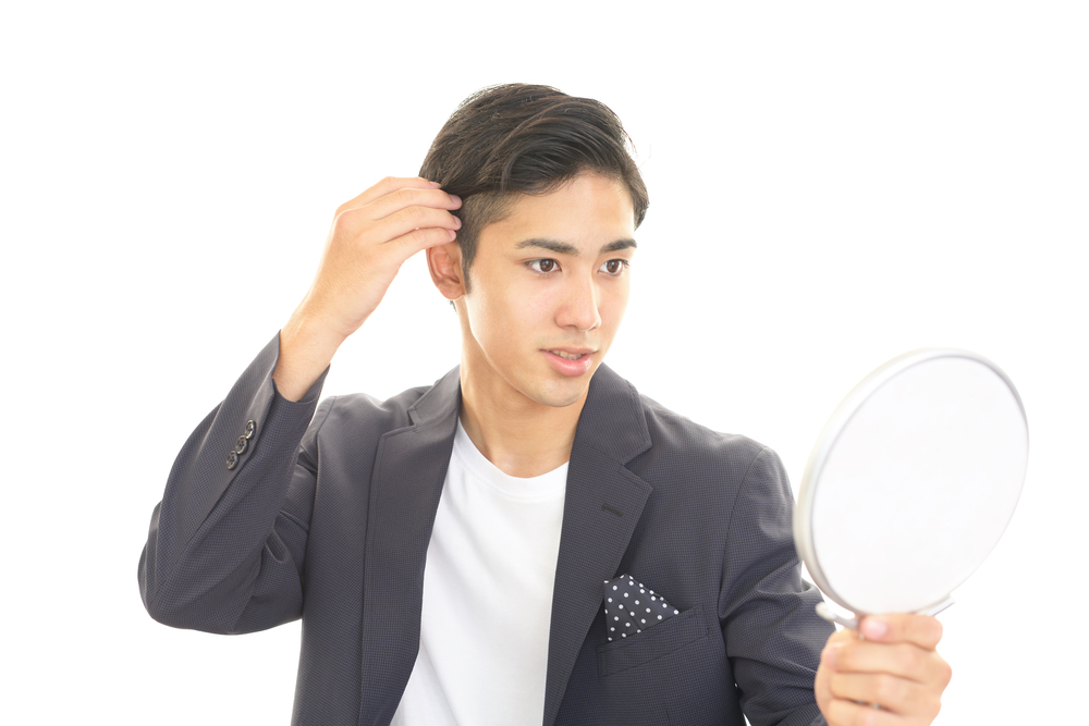 髪をセットする男性