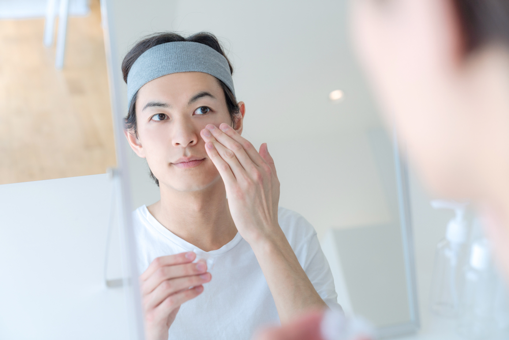 スキンケアをする男性