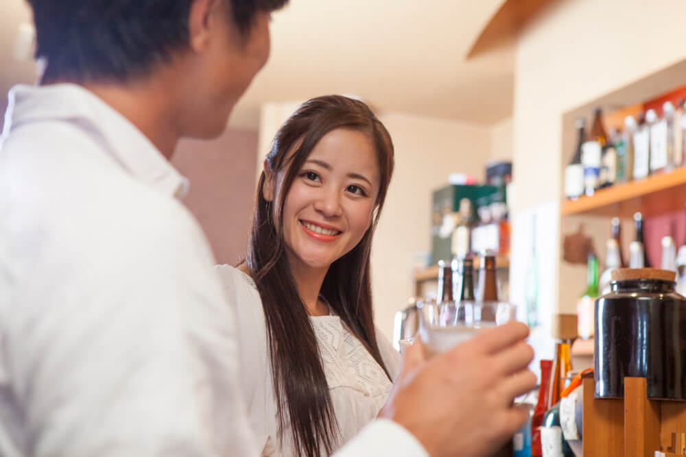 グラスを持ち話す男女