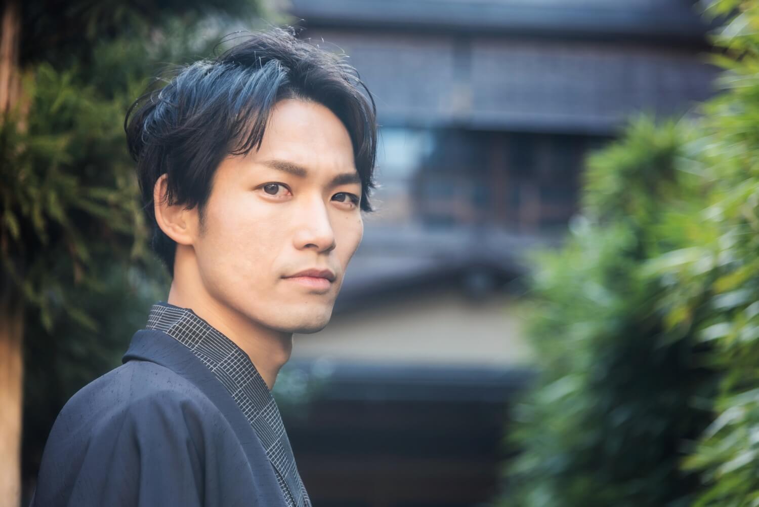 アップバングの男性