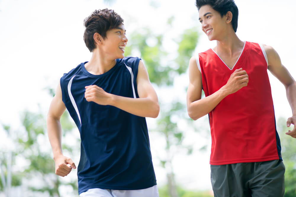 運動する男性