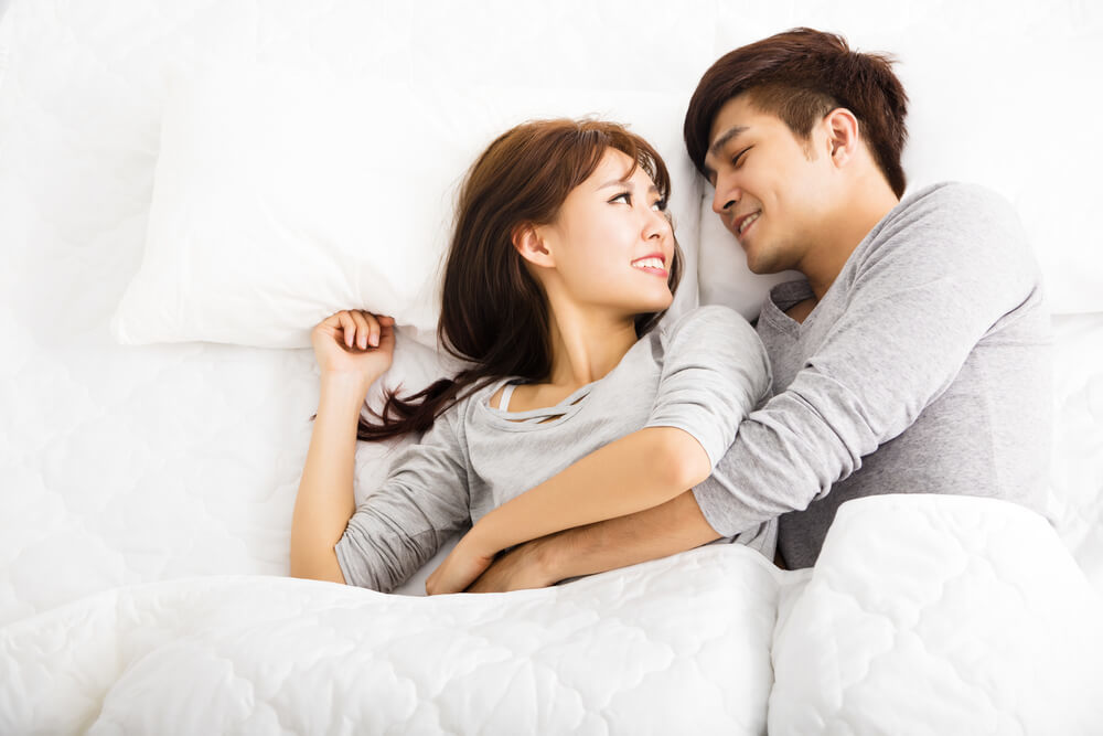 横になる男女