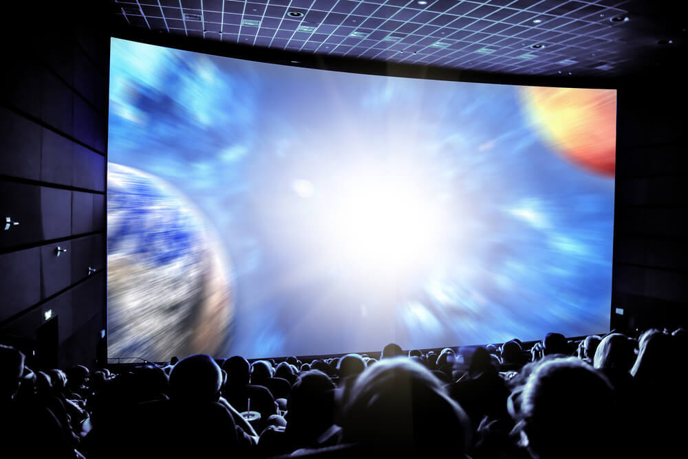 映画館で映画を鑑賞する人々