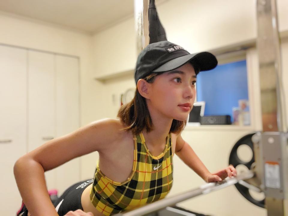 筋トレ中の保坂玲奈さん