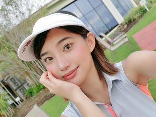 帽子をかぶる保坂玲奈さん