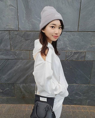 カジュアルスタイルの保坂玲奈さん
