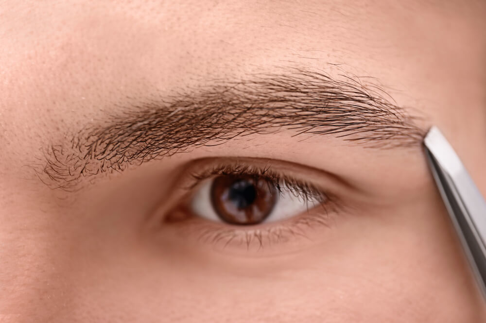 アーチ眉の男性