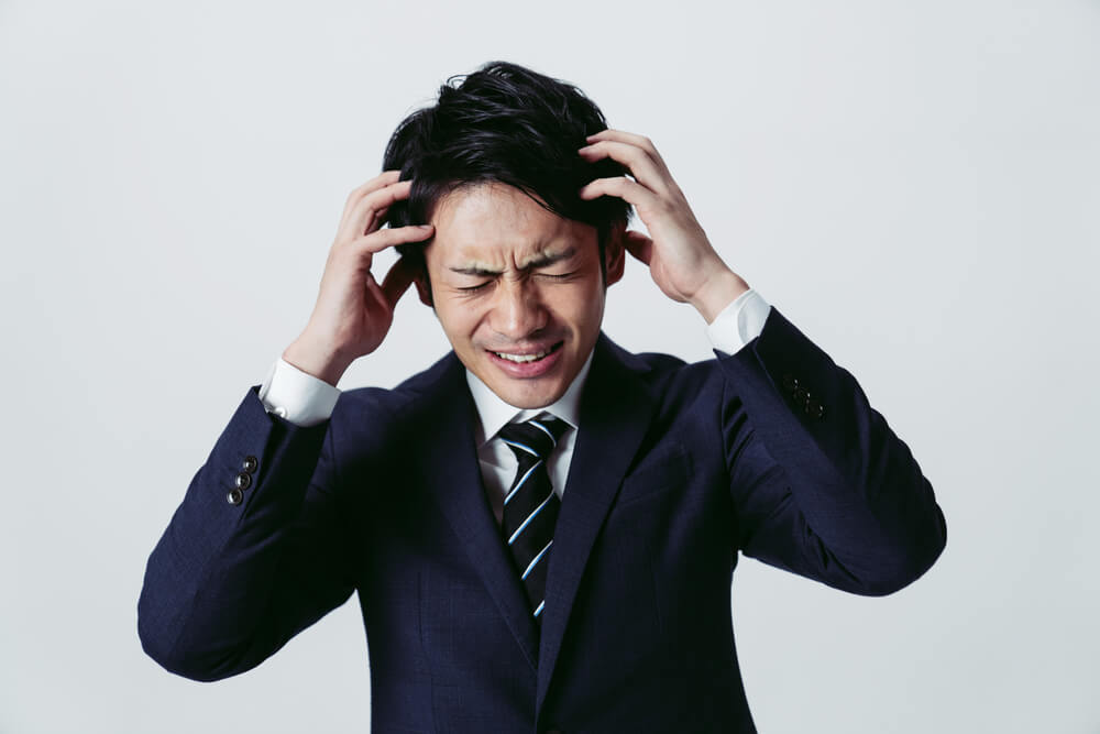 悩みを抱えている男性
