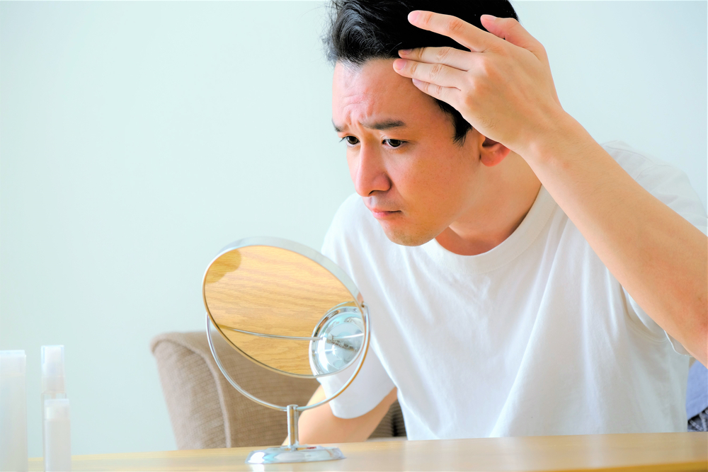 薄毛を気にする男性