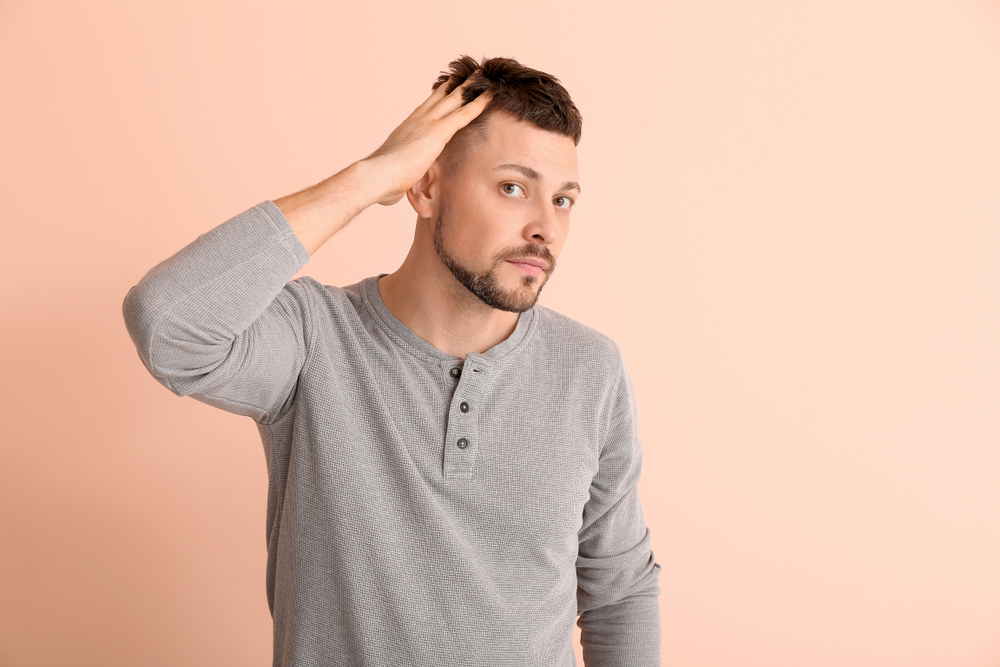 薄毛を気にする男性