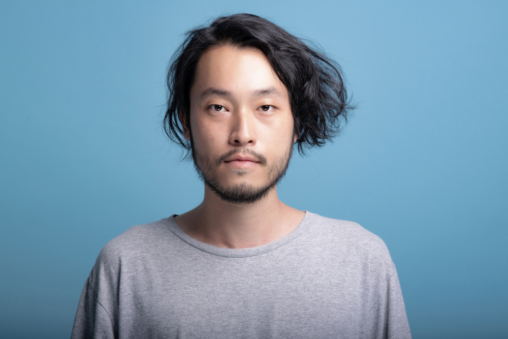 ロングヘアの男性
