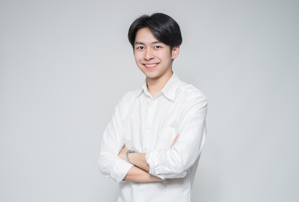 クールビズの服装をしている男性