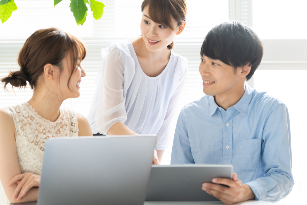 クールビズの服装で仕事をしている人達