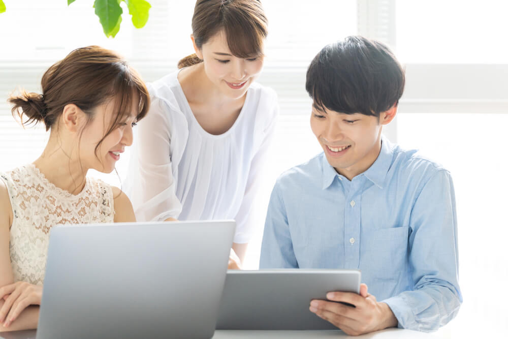 オフィスで話す男女