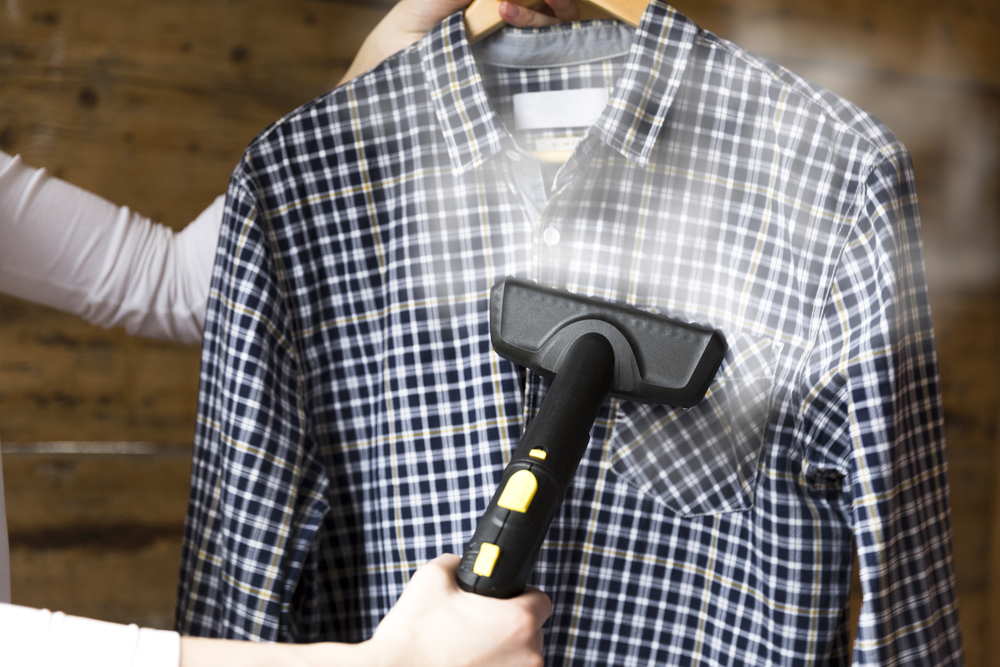 服にスチームを当てる人