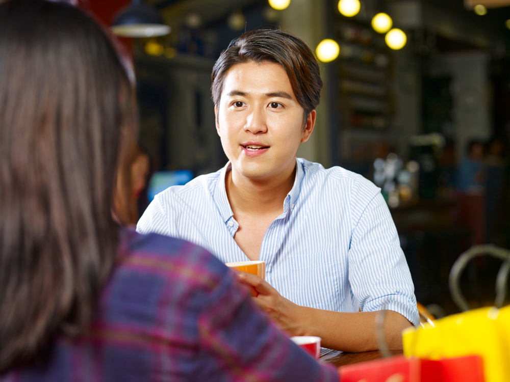 カフェで話す男女