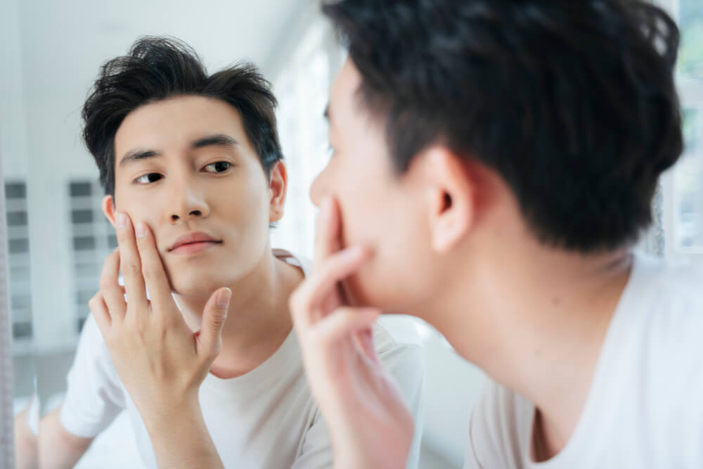 鏡を見る男性