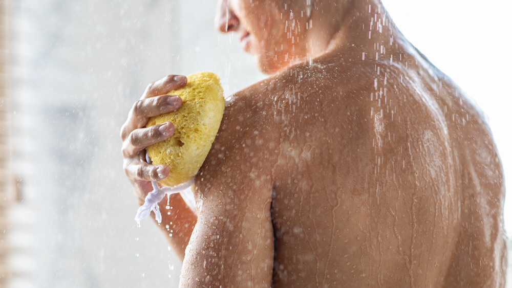 体を洗う男性