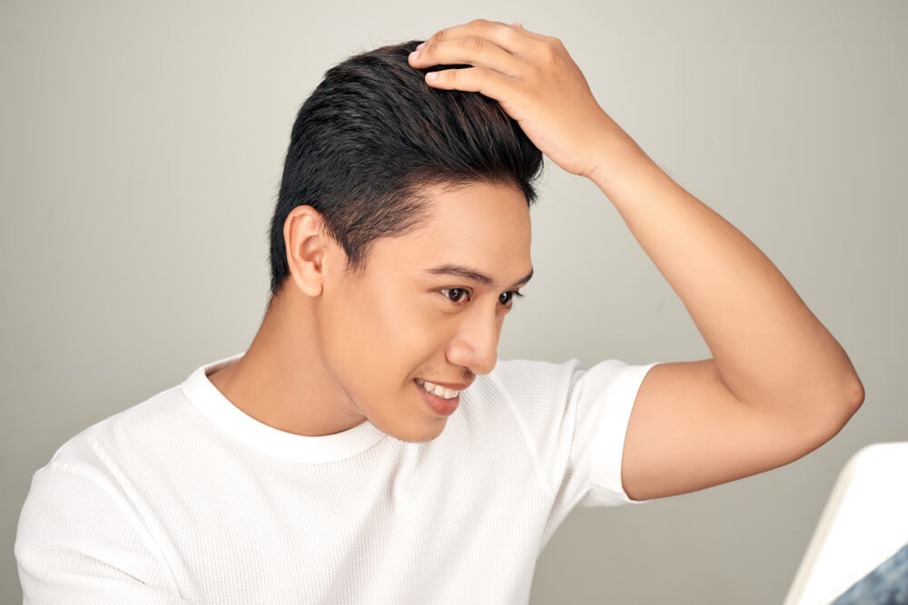 ヘアスタイルを整える男性