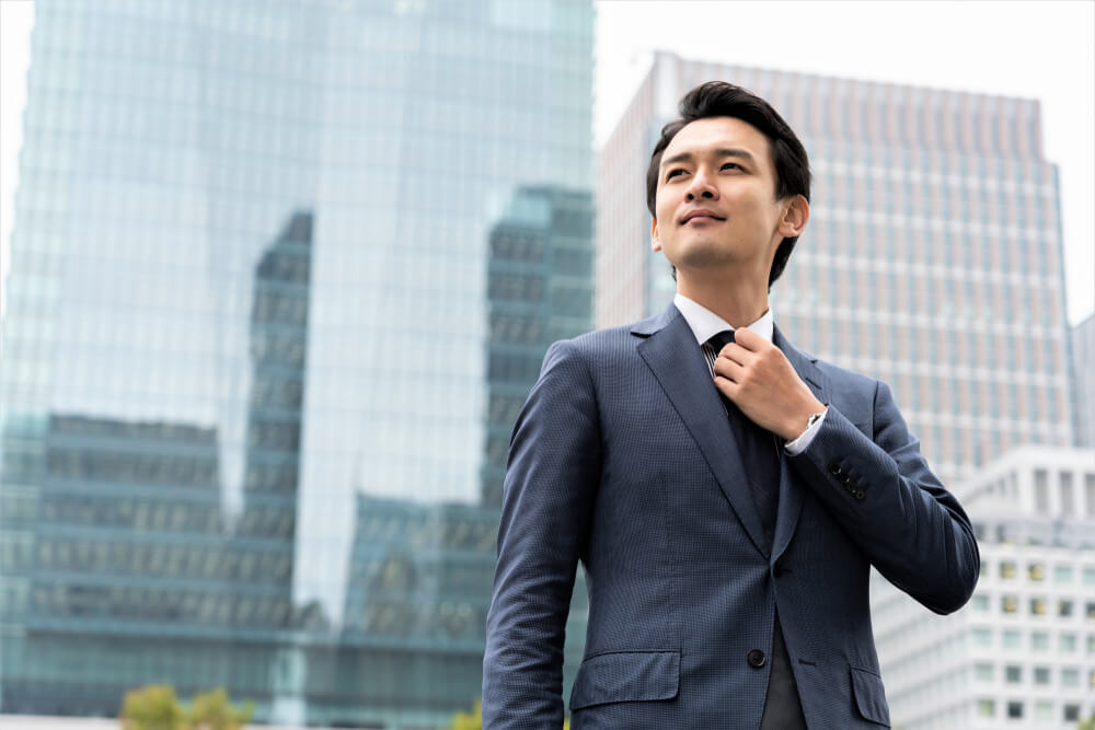 スーツの爽やかな男性