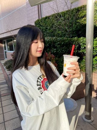 ドリンクを持つAiriさん