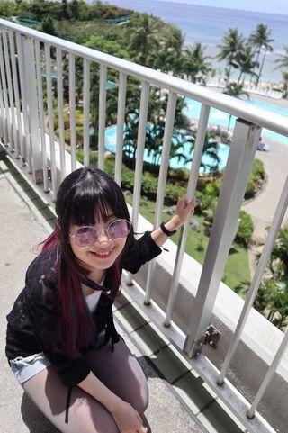 サングラスをかけるAiriさん