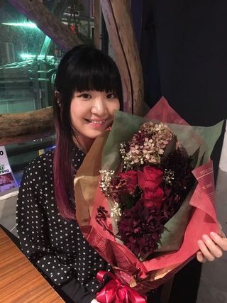 花束を持つAiriさん