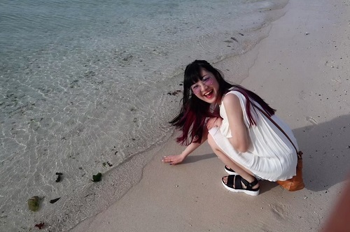 砂浜にいるAiriさん