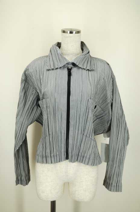 ISSEY MIYAKE(イッセイミヤケ) シンチバック付きプリーツジップジャケット レディース トップス