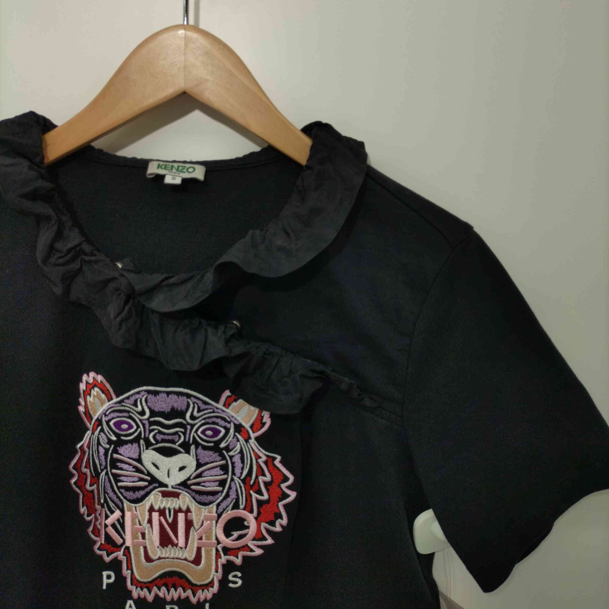 KENZO(ケンゾー)フリル切替 ロゴ刺繍 ショートスリーブカットソー T 