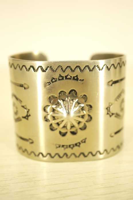 NAVAJO(ナバホ) THUNDERBIRD JEWELRY MAKERS スタンプワークバングル メンズ アクセサリー