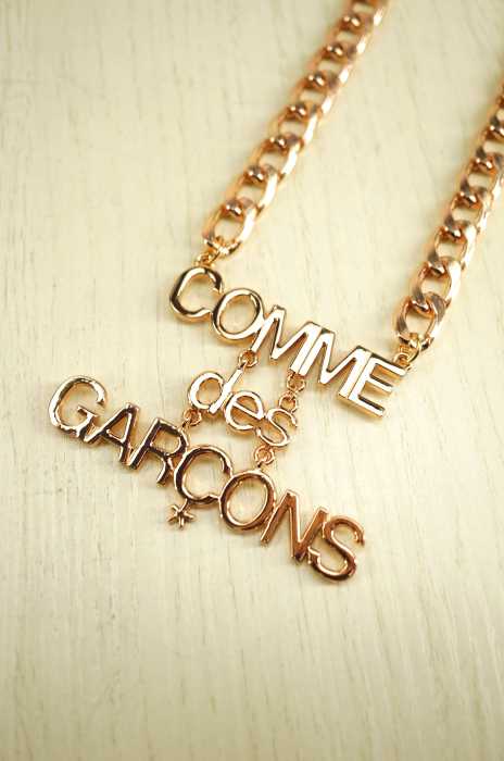 COMME des GARCONS （コムデギャルソン） ロゴネックレス ピンクゴールド レディース アクセサリー