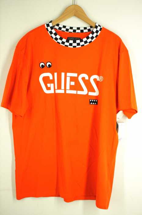 GUESS × J. Balvin（ゲス ジェイバルヴィン） SS BSC CREW CHECKER BOARD ロゴプリントTシャツ メンズ トップス