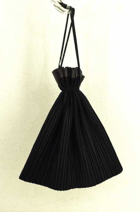 ISSEY MIYAKE （イッセイミヤケ） プリーツポーチ 巾着型 メンズ バッグ