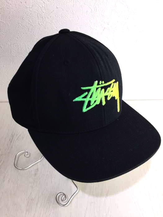 Stussy（ステューシー） グラデーションロゴ刺繍　6パネルキャップ メンズ 帽子