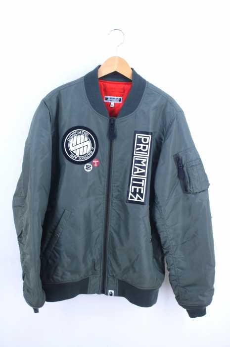 UNDEFEATED × A BATHING APE（アンディフィーテッド アベイシングエイプ） MA-1 ワッペン装飾フライトジャケット メンズ アウター