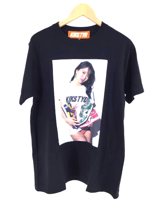 KIKS TYO（キックスティーワイオー） GIRLS TEE 永尾まりや LOGO TEE メンズ トップス